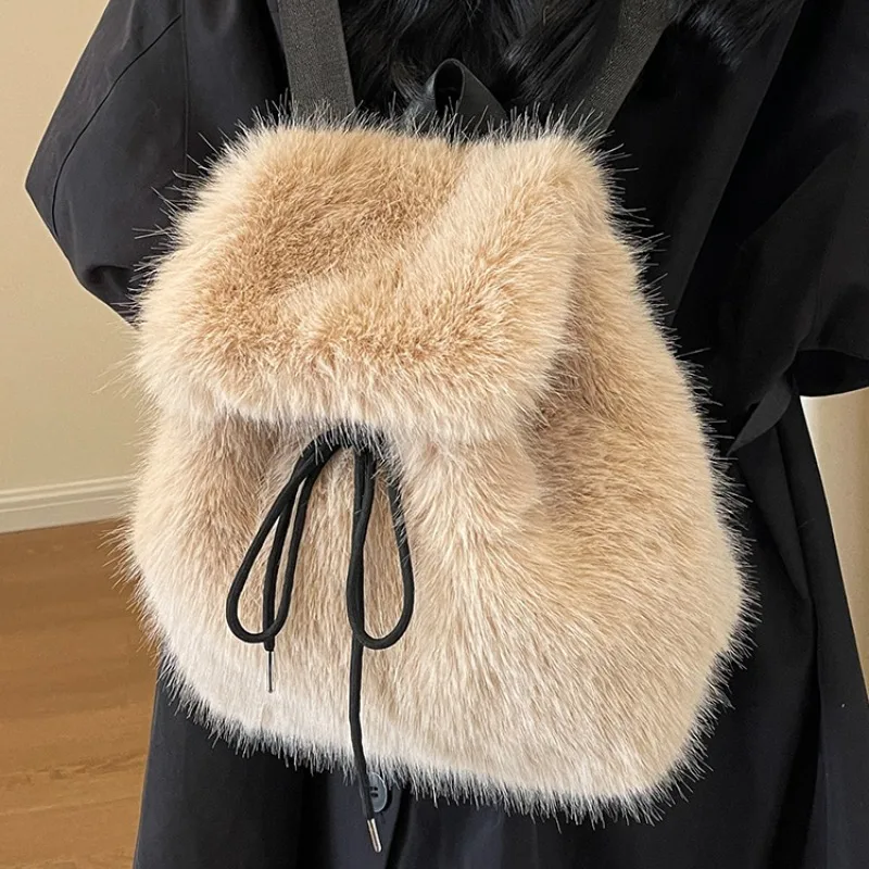 2024 Kış Yeni Lüks Sırt Çantaları Moda Kadın Faux Kürk Peluş Kızlar Yumuşak Kabarık Tasarımcı Çanta Genç Sırt Çantaları Kadın