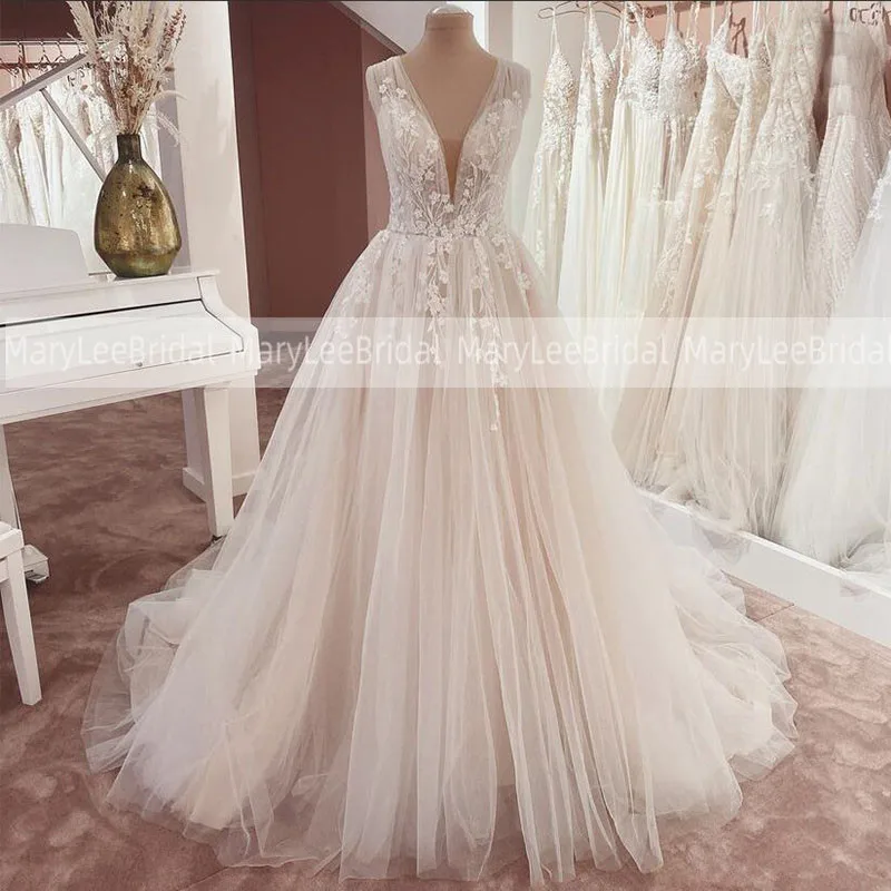 V Yaka Prenses düğün elbisesi Çiçek Aplikler ile ışık Şampanya Illusion Düğmeler Geri Alevlendi Tül Etek gelinlikler