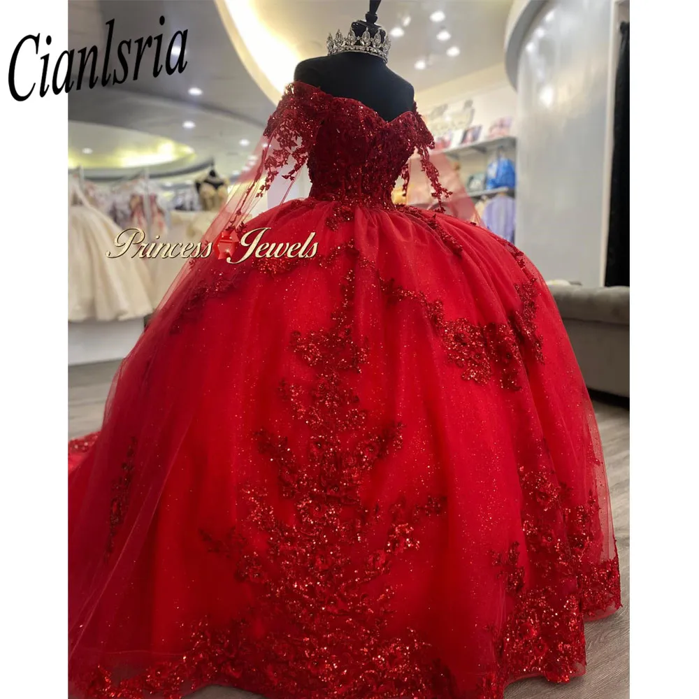 Kırmızı Payetli Aplikler 3D Çiçekler Balo Quincenara Elbiseler Kapalı Omuz Kurdela Ruffles Korse Tatlı Vestidos De XV Años