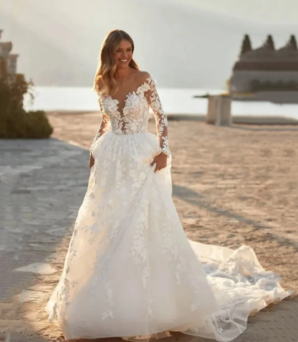 Büyüleyici Plaj A-Line düğün elbisesi Uzun Kollu Dantel Çiçekler Sheer Boyun Backless Mahkemesi Tren gelin kıyafeti Boho Vestidos de novia