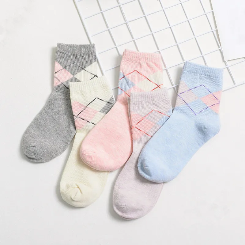 YUIYE kadın %100 pamuklu nefes alabilen ekose ve çizgili desenli çoraplı yeni şeker renkli çoraplar.