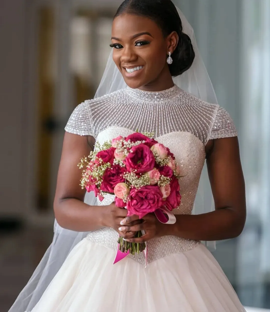 Muhteşem A-line düğün elbisesi Yüksek Boyun İnciler Boncuklu Kısa Kollu Afrika Gelin Gelin Kıyafeti Vestidos De Noiva Custom Made