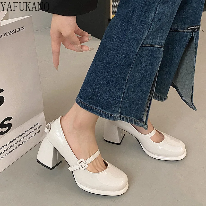 Siyah Tıknaz Topuklu Yüksek Topuklu Kadınlar için Vintage Fransız Mary Jane Tek Ayakkabı Geri Yay Dekor Patent Deri Toka Kayış Pompaları